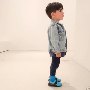 Boy wearing Fiesta blue sneakers and socks by Mix Kix